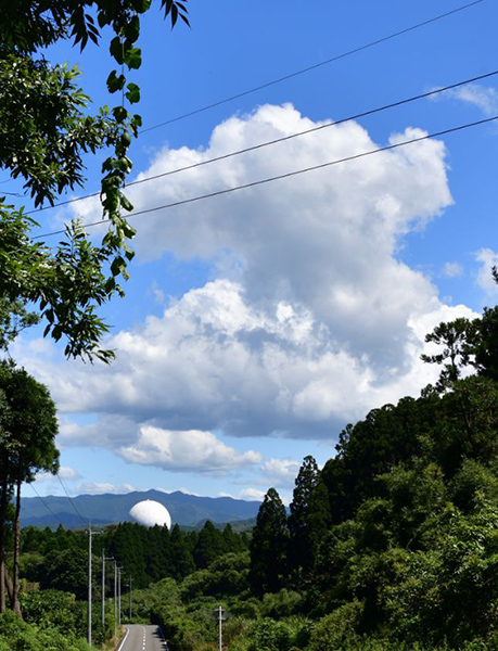 写真：レーダードームと入道雲