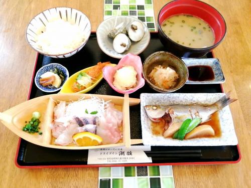 漁夫搞著 路旁餐館 波濤聲